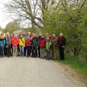 Exkursionsteilnehmer vor dem Wildkatzendorf Hütscheroda im Nationalpark Hainich