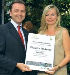 Umweltminister Niki Berlakovich überreicht die Patenurkunde an Claudia Reiterer, Wildkatzenpatin