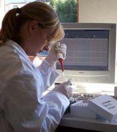 Frau im Labor bei der genetischen Analyse